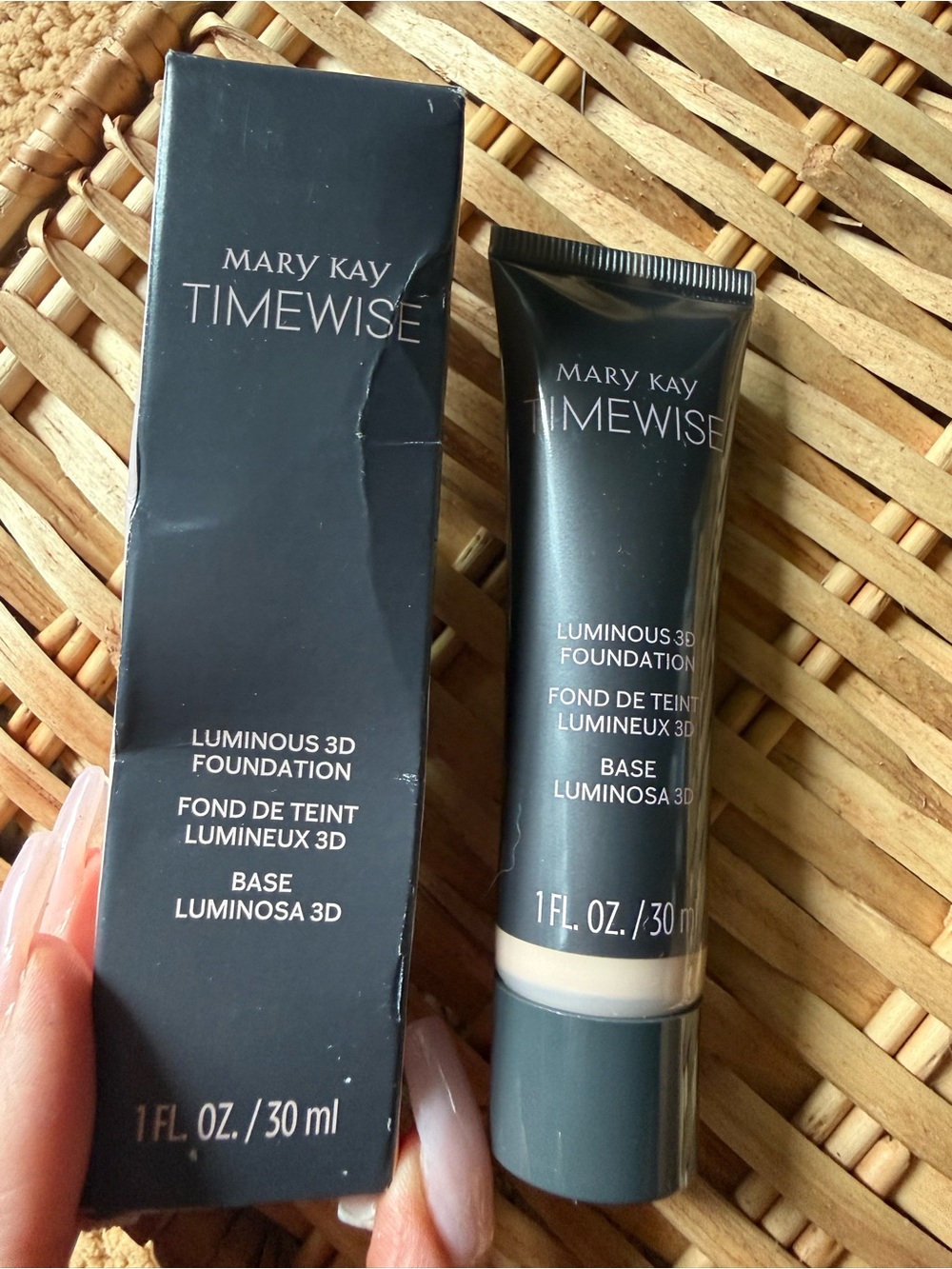 Mary Kay TimeWise Luminous 3D Foundation - Black & Beige